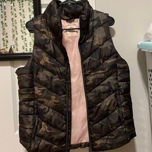 Camouflage vest with a pink inside. With pockets. Size Large